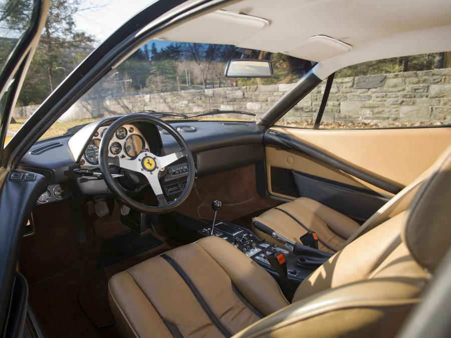 Интерьер Ferrari 308 GTB 1976 года  (US) (фото 2 из 7)